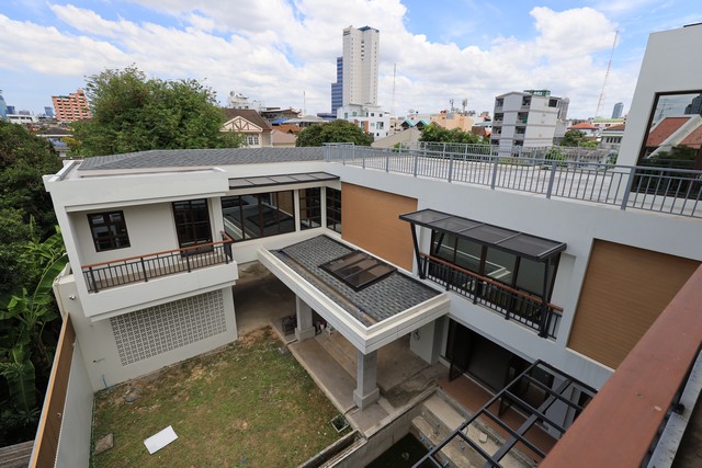 บ้าน อินทมาระ 41 56000000 BAHT. 4BEDROOM 229 SQ.WA ใกล้กับ  ดินแดง ครบครัน