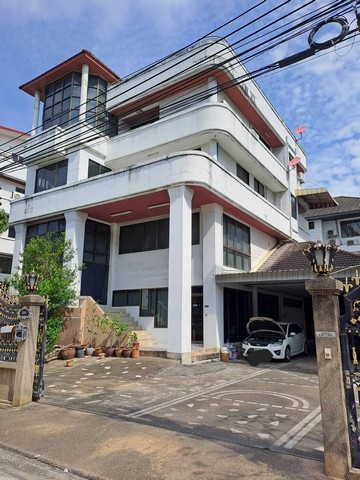 บ้าน หมู่บ้านศรีวรา 120 ตรว. 4BR ใกล้กับ เลียบด่วนเอกมัย-รามอินทรา โอกาสเดียว กรุงเทพ