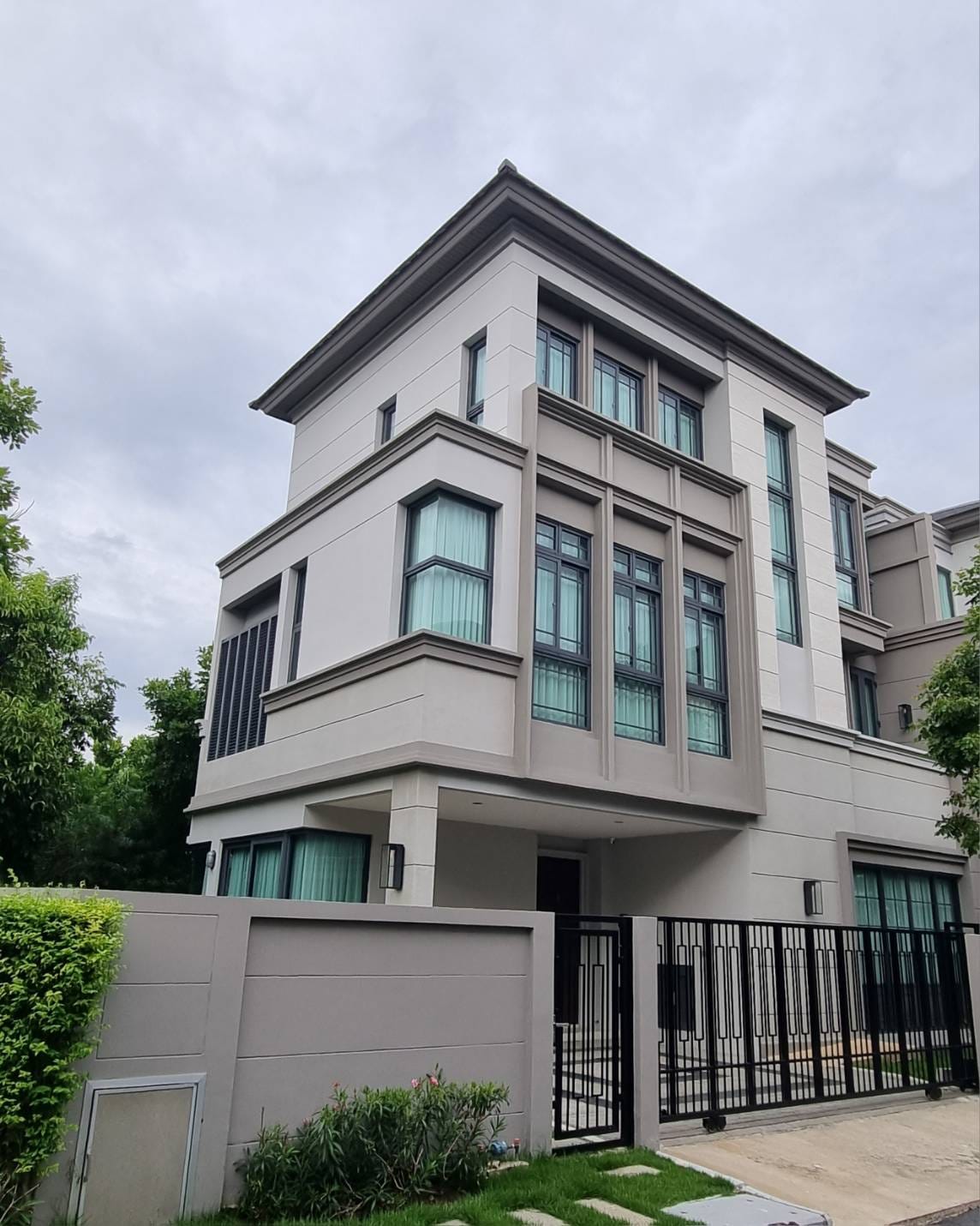  ให้เช่าบ้าน Luxury Duplex Home 3 ชั้น The Sonne ศรีนครินทร์-บางนา ทั้งโครงการ 56 หลัง