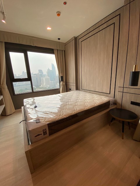 Life One Wireless clean inviting 24th floor BTS Ploenchit