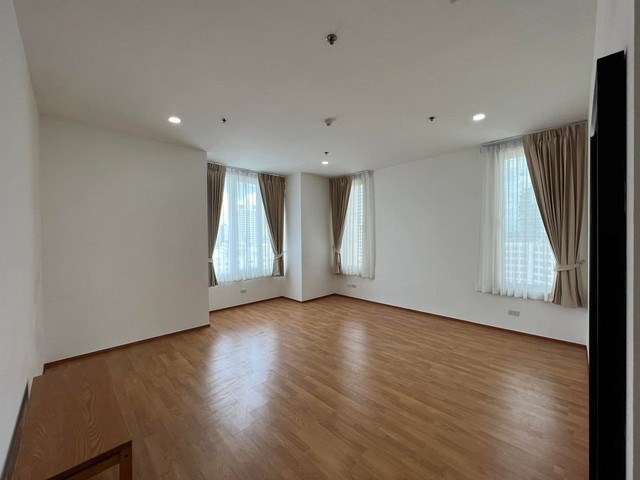 Unfurnished 2bedrooms available now!!! at The Empire Place near BTS Chong Nonsi