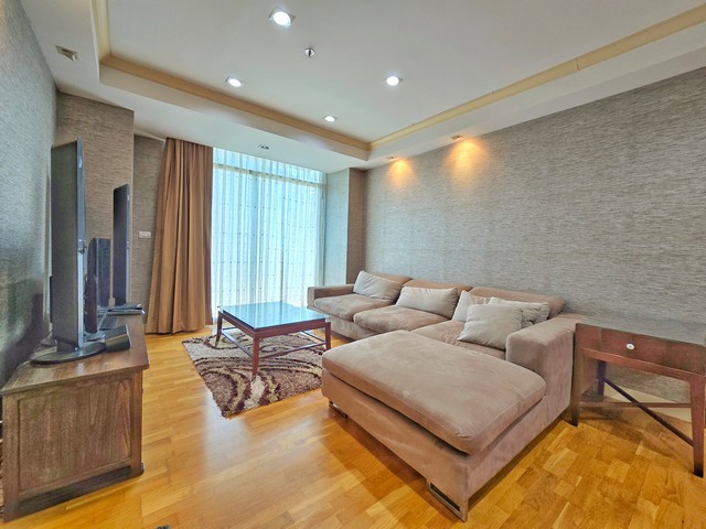 ขายคอนโด Urbana Sathorn 1 Bed ชั้นสูง ห้องมุม ติดถ.สาทร 65 ตร.ม. ใกล้ BTS ช่องนนทรี