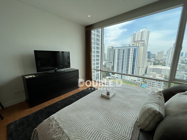 Fullerton Sukhumvit BTS Ekkamai 2 beds Rent 72K Tel : 082-626-8246