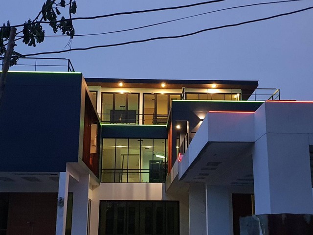 ให้เช่า Pool Villa  3 ชั้น สร้างใหม่ Modern Luxury 300 ตรว. สุขุมวิท 62 Roof Top และสระว่ายน้ำกลางบ้าน ใกล้ทางด่วน ใกล้ BTS บางจาก