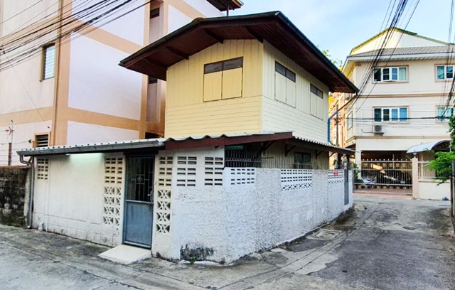 บรมราชชนนี MRT บางขุนนนท์ ให้เช่าบ้านไม้ บางขุนนนท์ 2ชั้นตลิ่งชัน  3นอน 1น้ำ 1แอร์ 20ตรว 