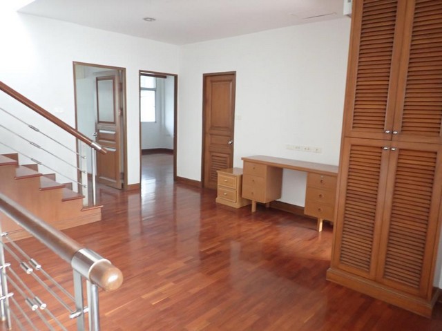 Townhouse for rent!!! 4 story Townhouse near BTS Sala daeng 4beds 4baths