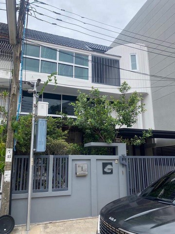 townhome ทาวน์โฮมสาธร 0 ไร่ 0 Ngan 30 SQ.WA  22000000 บ. ใกล้ บีทีเอส เซ็นหลุยส์ นราธิวาส น่าอยู่ กรุงเทพ