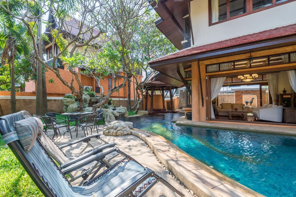 ขายบ้าน Pool Villa หมู่บ้านธาราวดี นาจอมเทียน อ.สัตหีบ 117 ตร.ว. 550 ตร.ม 4 นอน 6 น้ำ สระส่วนตัว 