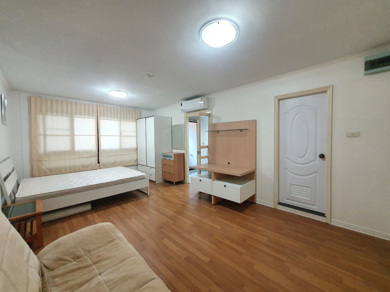 ให้เช่าด่วน ๆ Condo Lumpini Place Narathiwas 9500 บาท. 1 ห้องนอน 30 SQ.M. ไม่ไกลจาก ถนนรัชดาภิเษก, ทางพิเศษเฉลิมมหานคร (1-03) คุ้มค่า