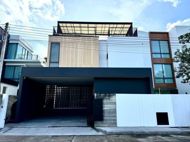 โซนเจ็ดยอด ขาย 15.9 ล้าน Pool villa 3 ชั้น 54.5 ตรว. บ้านหลังใหญ่ ตกแต่งสุดหรู เฟอร์นิเจอร์บิ้วอินครบเซ็ท สไตล์โมเดิร์น พร้อมเข้าอยู่ได้เลย