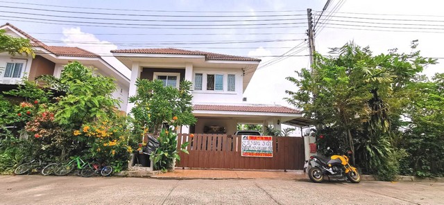 บ้าน บ้านศรีนครินทร์ ศรีราชา 82 Square Wah 3 BR 3 Bathroom ใกล้ โครงการตั้งอยู่บนทำเลดี การเดินทางสะดวก สามารถเข้า-ออกโครงการได้หลายเส้นทาง อาทิ ถนนไร่กล้วย และถนนหนองยายบู่ การเดินทางบนบนถนนสุขุมวิท จากบริเวณหน้าโรงเรียนดาราสมุทร มุ่งหน้าไปทางโรงพยาบาลแห